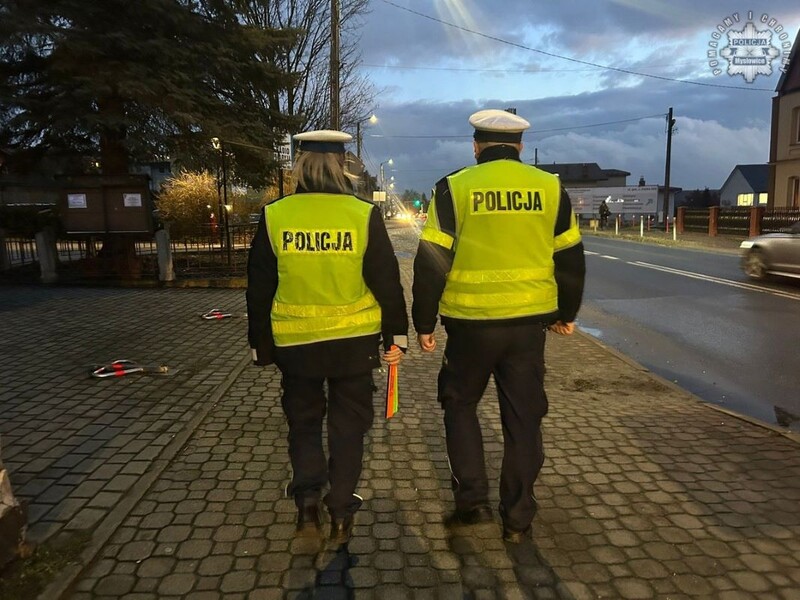 Bezpieczeństwo na pierwszym miejscu – mysłowiccy policjanci rozdają odblaski