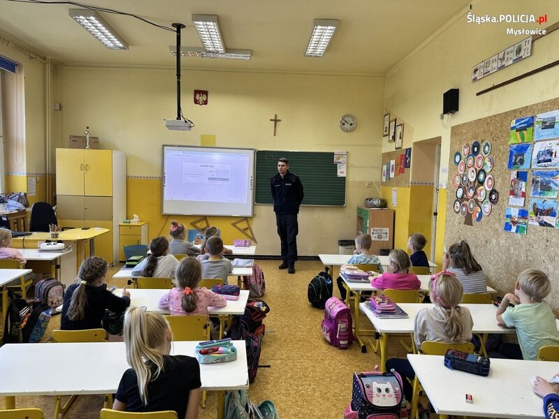 Bezpieczna droga do szkoły: policjant i Sznupek edukują dzieci!