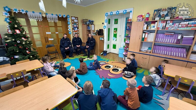 Bezpieczne ferie w Mysłowicach: dzielnicowi uczą dzieci zasad zimowej zabawy