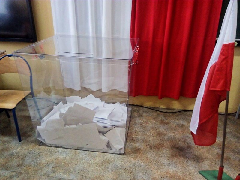 Druga tura wyborów prezydenckich 2020. Polacy ruszyli do urn