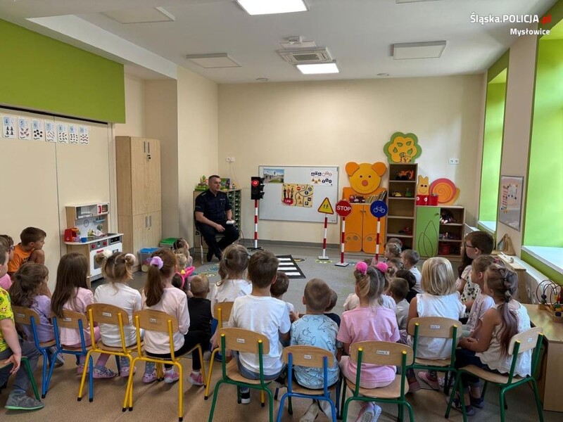 Dzielnicowy w przedszkolu: nauka bezpieczeństwa w ruchu drogowym