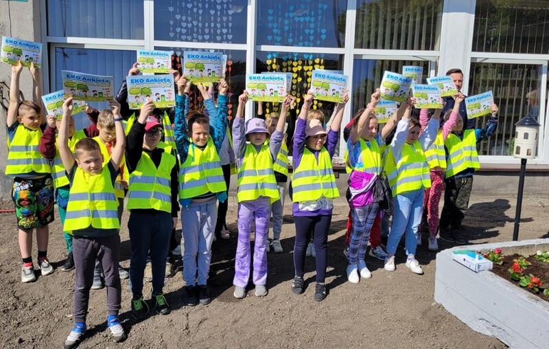 Grupa dzieci EkoPatrol F11 sadziła kwiaty
