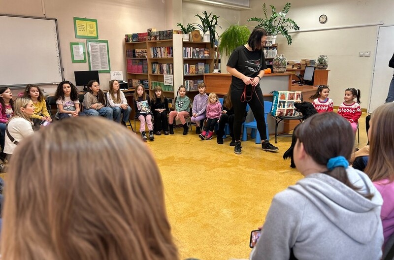 Jak psy pomagają w terapii? Zajęcia dogoterapii w Bibliotece