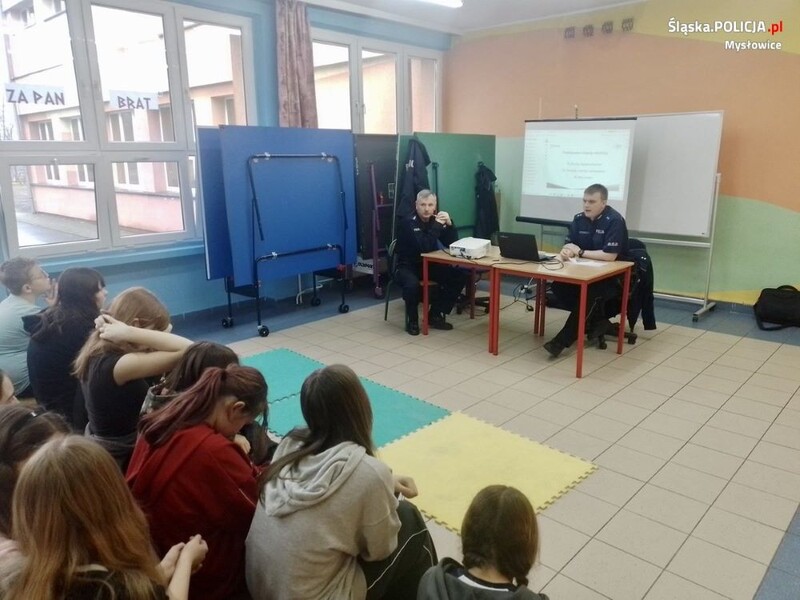 Mysłowiccy dzielnicowi i profilaktyk odwiedzili miejskie podstawówki