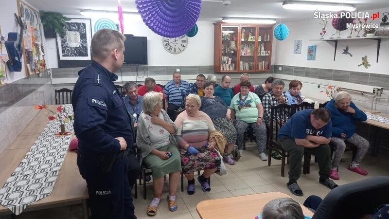 Mysłowiccy policjanci odwiedzili mieszkańców DPS
