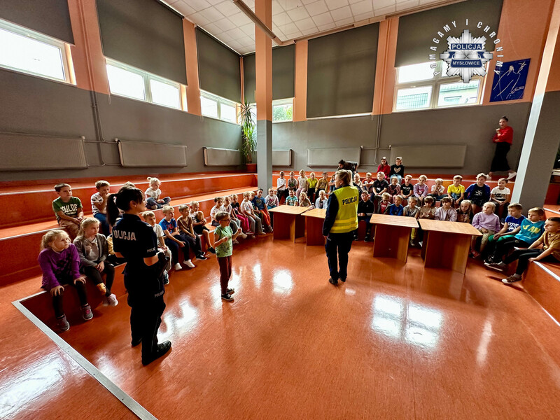 Mysłowice: Mundurowe przypominają dzieciom zasady bezpieczeństwa na drodze