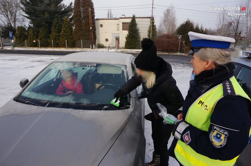 Policja przypomina o obowiązku odśnieżania samochodów