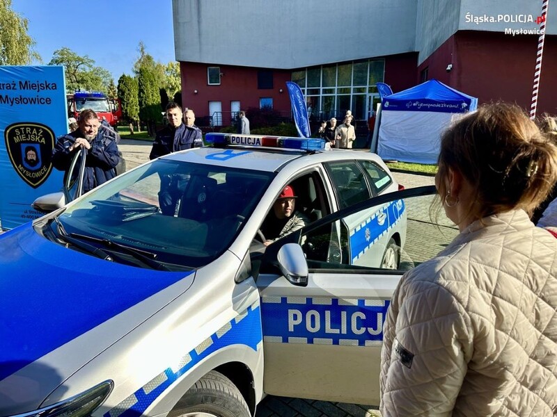 Policjanci na pikniku integracyjnym: bezpieczeństwo i edukacja dla osób niepełnosprawnych