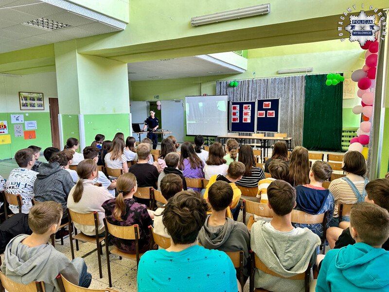 Policjanci rozmawiali o narkotykach z uczniami Szkoły Podstawowej nr 4