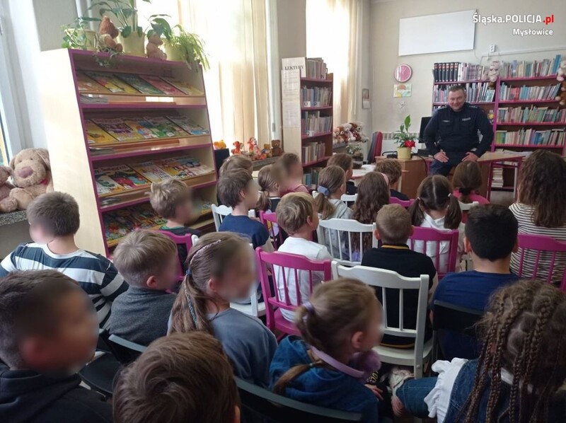 Policjanci uczą dzieci bezpieczeństwa: prelekcja w Mysłowickiej bibliotece
