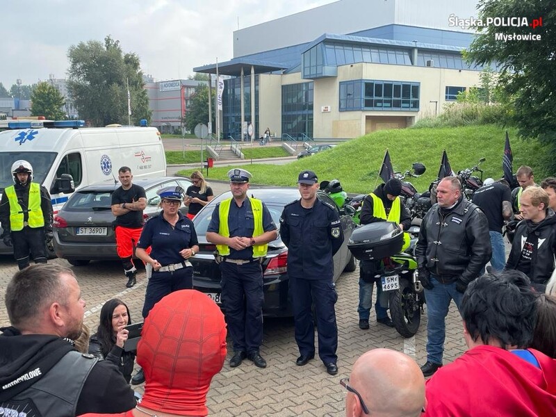 Policjanci zabezpieczali przejazd motocyklistów