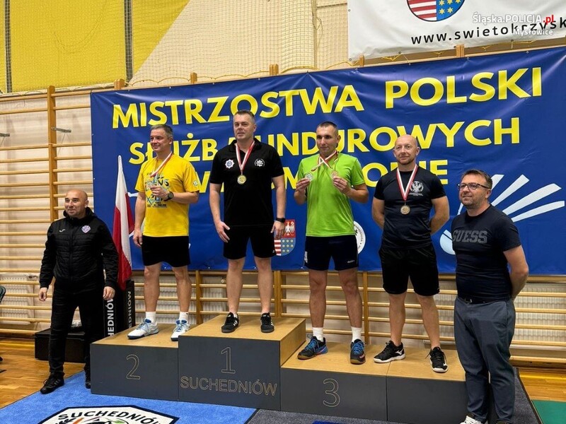 Służby mundurowe na sportowo – dzielnicowy z Mysłowic triumfuje w badmintonie!