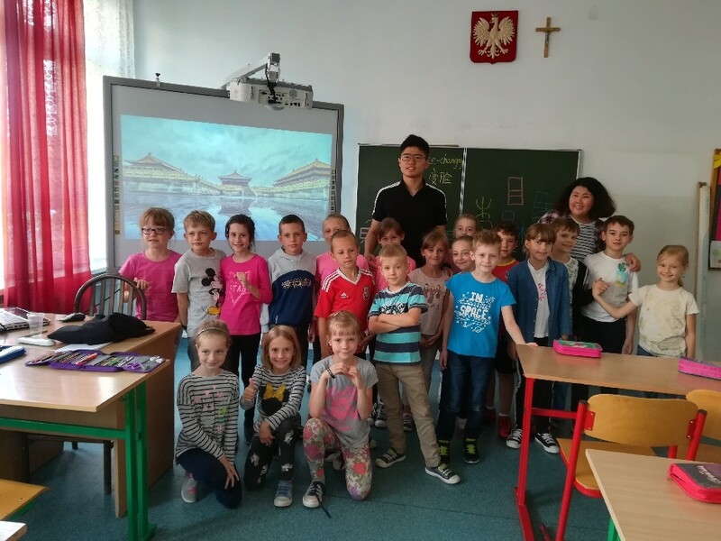 Studenci z Chin i Kanady w SP 13