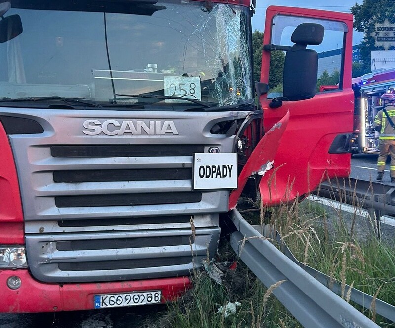Wypadek na trasie S1: samochód osobowy dachował po zderzeniu z ciężarówką