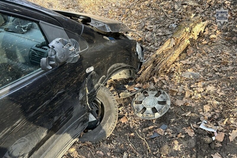 Wypadek w Mysłowicach: Kierowca pod wpływem alkoholu uderzył w drzewa